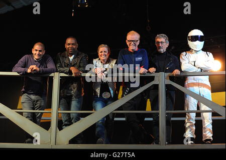 Top Gear presentatori (da sinistra a destra) Chris Harris, Rory Reid, Sabine Schmitz, Chris Evans, Eddie Jordan e The Stig, durante il lancio della macchina mostra presso l'aerodromo di Dunsfold nel Surrey, che ritorna alla BBC due il 29 maggio a 8pm. Foto Stock