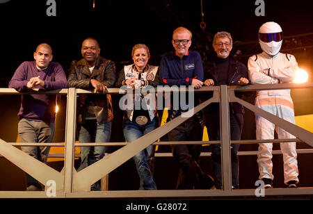 Top Gear presentatori (da sinistra a destra) Chris Harris, Rory Reid, Sabine Schmitz, Chris Evans, Eddie Jordan e The Stig, durante il lancio della macchina mostra presso l'aerodromo di Dunsfold nel Surrey, che ritorna alla BBC due il 29 maggio a 8pm. Foto Stock