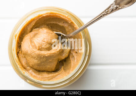 Crema di burro di arachidi e noccioline. Si diffonde il burro di arachidi nel vaso del frullatore. Foto Stock