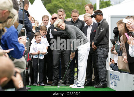 Ex una direzione cantante Niall Horan con otto-anno-vecchio superstite del cancro, Rhys Kiernan (sinistra) durante il Putt Mega Sfida per il Cancer Research UK Kids & Teens di Wentworth Club di Virginia Water, Surrey. Foto Stock