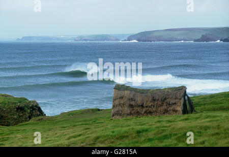 Laverbread hut sul promontorio verde a ovest di acqua dolce con tubazioni con Atlantic Waves e St Anne's Capo visibile in background Foto Stock