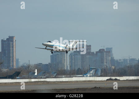 Kiev, Ucraina - 24 Marzo 2011: Cessna 525B Citation Jet Cj3 è tenuto fuori dall'aeroporto nella città Foto Stock