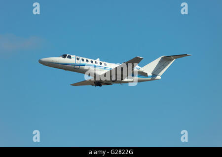 Kiev, Ucraina - 24 Marzo 2011: Cessna 525B Citation Jet Cj3 è tenuto fuori da contro il cielo blu Foto Stock