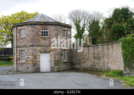 Gatehouse al una volta vasto Lathom House Station Wagon, Lathom, West Lancshire, Inghilterra, Regno Unito. Foto Stock