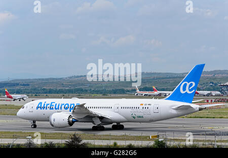 Aereo di linea - Boeing Dreamliner 787-8-, di -Air Europa- compagnia aerea, è andare in direzione di pista, pronto al decollo da Madrid Foto Stock