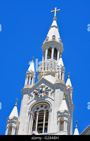 San Francisco: visualizzazione dei Santi Pietro e Paolo Chiesa, conosciuta come la Cattedrale di italiano del West, nel nord quartiere Spiaggia Foto Stock