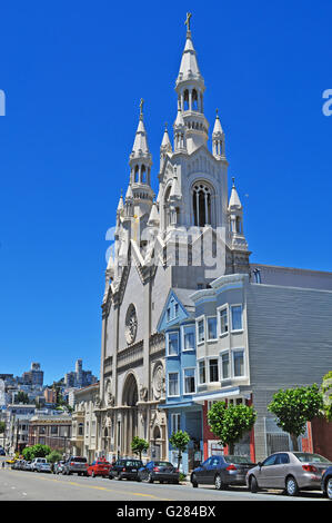 San Francisco: visualizzazione dei Santi Pietro e Paolo Chiesa, conosciuta come la Cattedrale di italiano del West, nel nord quartiere Spiaggia Foto Stock