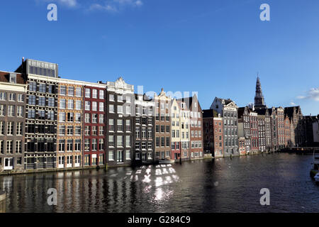 Le tipiche case di Amsterdam in piedi direttamente sul canal a Damrak ad Amsterdam, nei Paesi Bassi, l'Europa. Foto Stock
