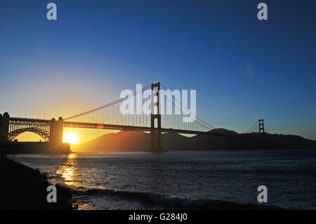 San Francisco: vista panoramica di un tramonto sul Golden Gate Bridge, aperto nel 1936, è il simbolo della città di San Francisco nel mondo Foto Stock