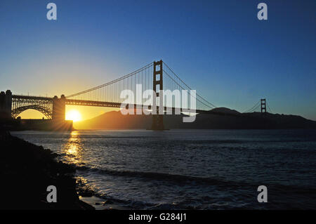 San Francisco: vista panoramica di un tramonto sul Golden Gate Bridge, aperto nel 1936, è il simbolo della città di San Francisco nel mondo Foto Stock