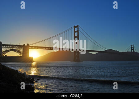 San Francisco: vista panoramica di un tramonto sul Golden Gate Bridge, aperto nel 1936, è il simbolo della città di San Francisco nel mondo Foto Stock