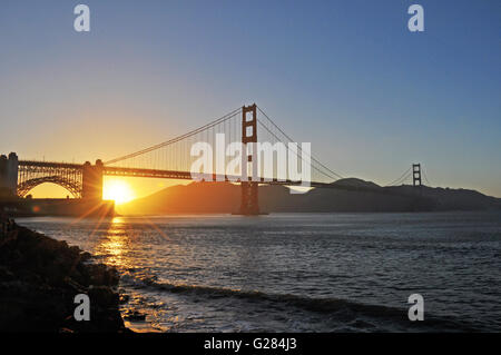 San Francisco: vista panoramica di un tramonto sul Golden Gate Bridge, aperto nel 1936, è il simbolo della città di San Francisco nel mondo Foto Stock