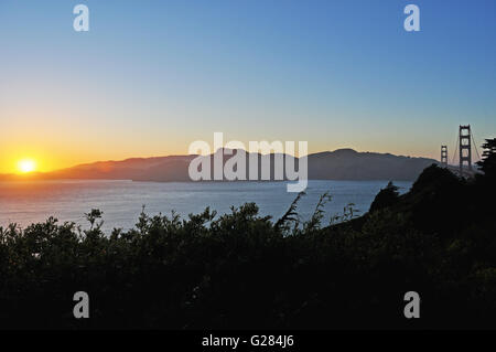 San Francisco: vista panoramica di un tramonto sul Golden Gate Bridge, aperto nel 1936, è il simbolo della città di San Francisco nel mondo Foto Stock