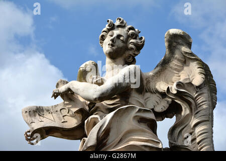 Splendidi marmi angelo con INRI segno da Sant'Angelo bridge, nel centro di Roma Foto Stock