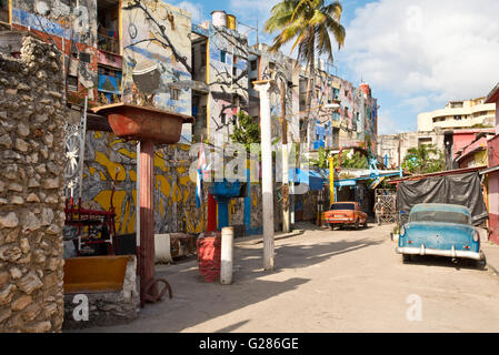 Una vista dell'opera in Hamel's Alley a l'Avana, Cuba utilizzando rottami di metallo e vernice. Foto Stock