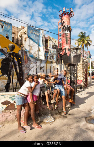 Un gruppo di giovani i bambini cubani che vivono in ed intorno a Hamel's Alley in Havana La Habana, Cuba rappresenta per la fotocamera. Foto Stock