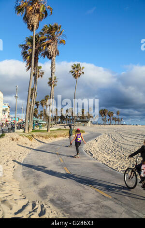Skateboarders e biciclette su Venezia pista ciclabile in Venice, California Foto Stock