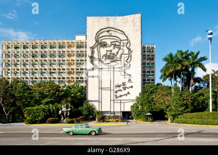 Un 1957 Pontiac starchief sulla Piazza della Rivoluzione passato alla guida del Ministero degli Interni edificio con l'immagine di Che Guevara. Foto Stock