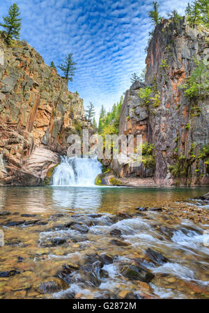 Cascata sul torrente tenderfoot nel piccolo belt le montagne vicino al bianco delle molle di zolfo, montana Foto Stock