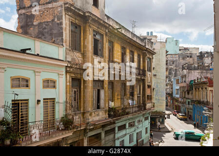 Una tipica strada in vista del centro storico di La Habana che mostra alcuni della corsa verso il basso gli edifici coloniali. Foto Stock