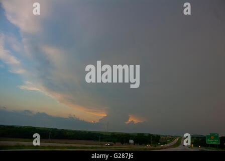 Manhattan Kansas, Stati Uniti d'America, 25 maggio, 2016 Una vista di una pioggia avvolto EF 4 Tornado su Route 70 in Kansas Credit: Mark Reinstein Foto Stock