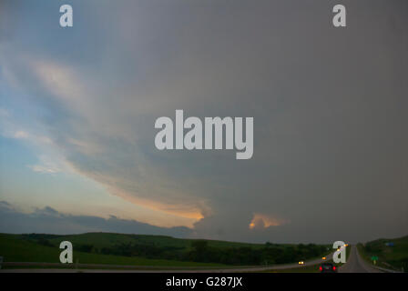 Manhattan Kansas, Stati Uniti d'America, 25 maggio, 2016 Una vista di una pioggia avvolto EF 4 Tornado su Route 70 in Kansas Credit: Mark Reinstein Foto Stock