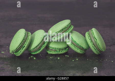 Gelsomino tè verde Macarons. Gelsomino tè verde macarons con polvere di spirulina Foto Stock