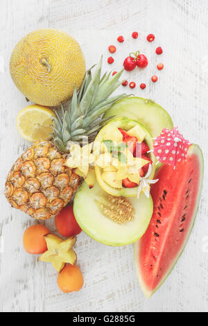 Frutta estiva dello sfondo. Natura morta con frutta estiva sul tavolo rustico. Vista dall'alto, uno spazio vuoto Foto Stock