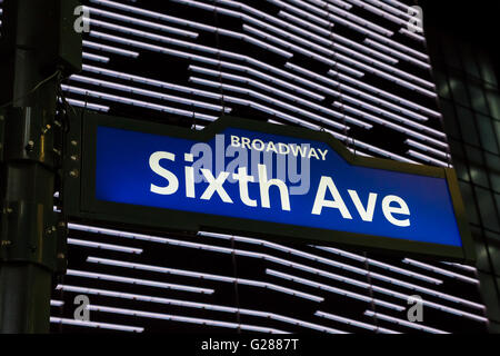 Illuminata Sesta Avenue strada segno nella città di New York, Stati Uniti d'America Foto Stock