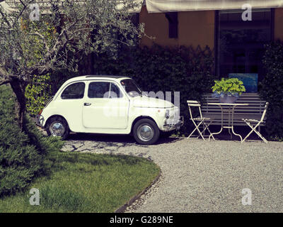 Classic Fiat 500 parcheggiate fuori una casa a Como Italia Foto Stock