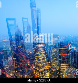 Vista in elevazione di Lujiazui, Shanghai - Cina. Doppia esposizione. Fin dai primi anni novanta, Lujiazui è stato sviluppato appositamente un Foto Stock