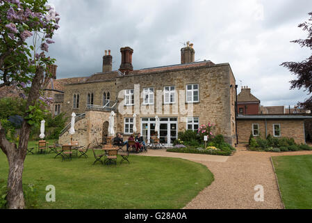 Almonry ristorante e sale da tè tea garden Ely Cambridgeshire England Regno Unito Foto Stock