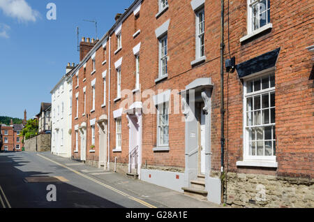 Fila di mattoni rossi in stile georgiano case a schiera a Ludlow, Shropshire Foto Stock