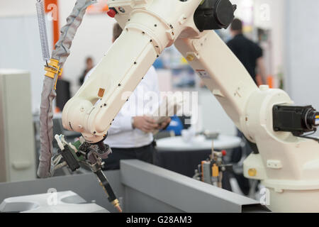 Saldatura industriale braccio robot Foto Stock