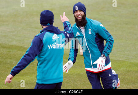 L'Inghilterra del Moeen Ali durante una sessione di reti a Emirates Riverside, Chester-Le-Street. Foto Stock