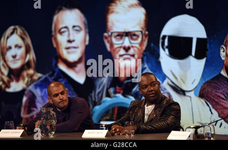 Top Gear presentatori Chris Harris (sinistra) e Rory Reid rispondere alle domande dei media durante il lancio della macchina mostra presso l'aerodromo di Dunsfold nel Surrey, come esso ritorna alla BBC due il 29 maggio a 8pm. Foto Stock