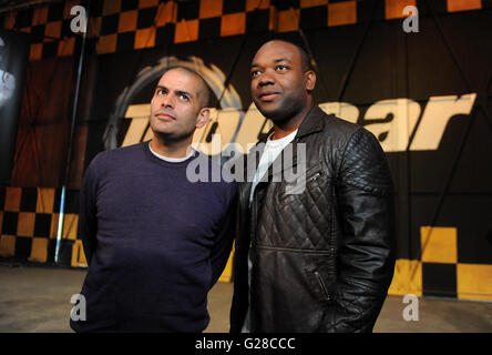 Top Gear presentatori Chris Harris (sinistra) e Rory Reid durante il lancio della macchina mostra presso l'aerodromo di Dunsfold nel Surrey, come esso ritorna alla BBC due il 29 maggio a 8pm. Foto Stock