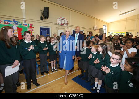 La duchessa di Cornovaglia incontra gli studenti durante una visita alla Ballyraine Scuola nazionale a Letterkenny, Co Donegal. Foto Stock