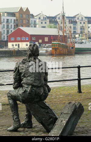 Statua di bronzo di John Cabot a Bristol Regno unito di fronte una replica della nave a vela Matteo, in cui egli ha scoperto in Nord America nel 1497 Foto Stock