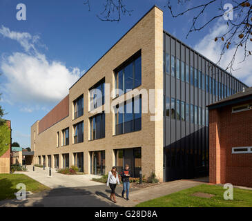 Vista posteriore. Il Fienile, Sutton Bonington Campus, Nottingham, Regno Unito. Architetto: Rendere Ltd, 2015. Foto Stock