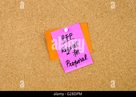 Acronimo di Business RFP come richiesta di proposta scritta su carta nota appuntata sulla bacheca di sughero con la puntina bianca, copia dello spazio disponibile Foto Stock