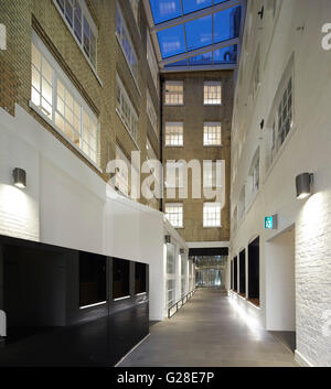 Strada interno collegando la costruzione di volumi a notte. Guarire, Torrington Place, Londra, Regno Unito. Architetto: John McAslan Foto Stock