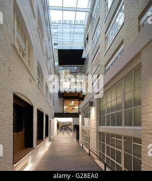 Strada interna di collegamento i volumi di costruzione al crepuscolo. Guarire, Torrington Place, Londra, Regno Unito. Architetto: John McAslan & Partners, 2014. Foto Stock