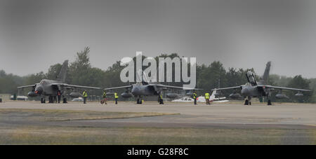 Fairford, Regno Unito - 17 Luglio 2015: Tre Tornado jet fighters in preparazione per i loro battenti display all'Air Tattoo Foto Stock