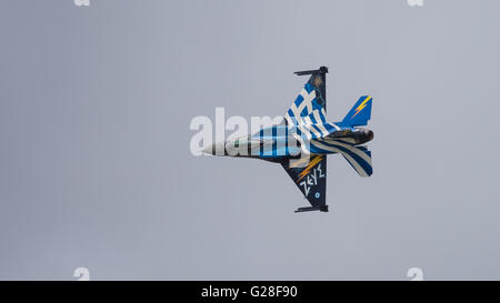 Fairford, Regno Unito - 17 Luglio 2015: F16 jet da combattimento aereo della aeronautica militare greca visualizzazione all'Air Tattoo Foto Stock