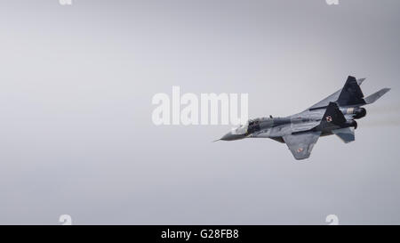Fairford, Regno Unito - 18 Luglio 2015: Mikoyan MIG 29 dell'Aeronautica Militare Polacco, solo visualizzare un aeromobile in volo all'Air Tattoo Foto Stock