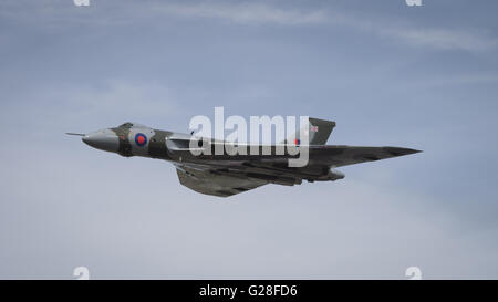 Fairford, Regno Unito - 18 Luglio 2015: British bombardiere Vulcan xh558 in volo all'Air Tattoo Foto Stock