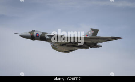 Fairford, Regno Unito - 18 Luglio 2015: British bombardiere Vulcan xh558 in volo all'Air Tattoo Foto Stock