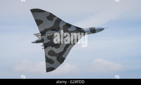 Fairford, Regno Unito - 18 Luglio 2015: British bombardiere Vulcan xh558 in volo all'Air Tattoo Foto Stock