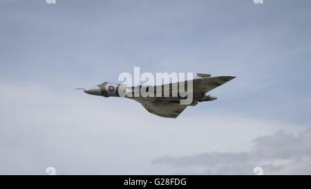 Fairford, Regno Unito - 18 Luglio 2015: British bombardiere Vulcan xh558 in volo all'Air Tattoo Foto Stock